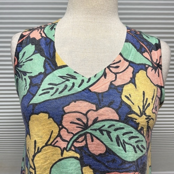 Nally & Millie Blue Floral Sleeveless Asymmetrical Shark Bite Hem V Neck Top - Picture 2 of 7
